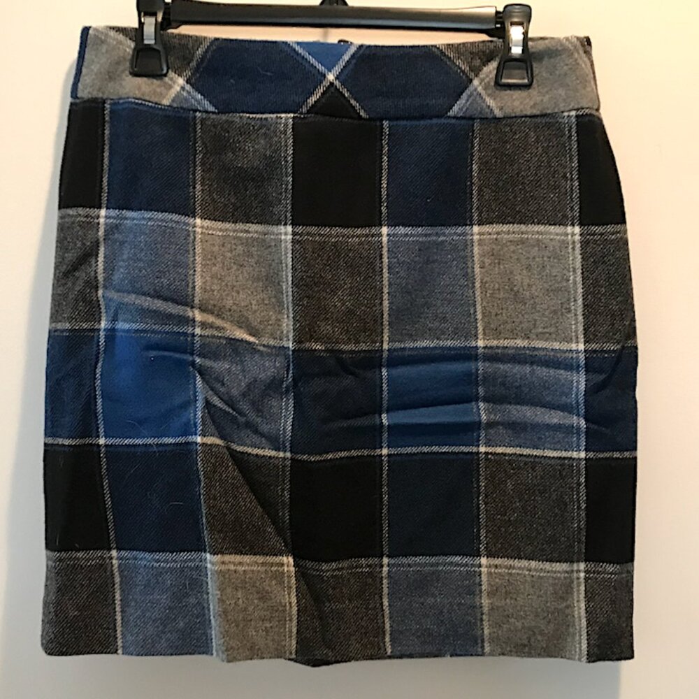 Talbots - Classic black, gray & blue plaid wool 19 inch pencil skirt, size 8P